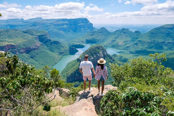 Itinerario panoramico Soute Africa, canyon del fiume Blyde con i tre rondavel, vista impressionante dei tre rondavel e del canyon del fiume Blyde in Sudafrica, coppia uomo e donna che visita il percorso panoramico — Foto Stock