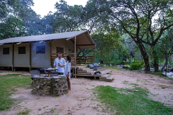 南非萨法林家庭度假、男女露营旅行帐篷的预算帐篷 — 图库照片