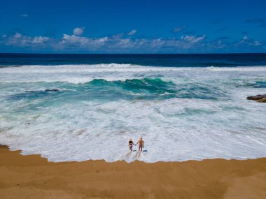 St. Lucia Güney Afrika, Kayalık Kum Okyanusu ve Zululand 'daki Isimangaliso Wetland Parkı' ndaki Cape Vidal yakınlarında Mission Rocks plajında mavi kıyı silueti. Güney Afrika 