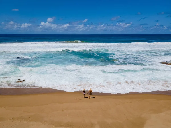 Santa Lucía Sudáfrica, Rocas océano de arena, y horizonte costero azul en la playa de Mission Rocks cerca de Cape Vidal en Isimangaliso Wetland Park en Zululand. Sudafrica — Foto de Stock