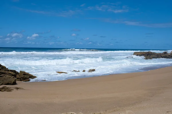 Santa Lucia Sud Africa, Rocks sand ocean, and blue coastal skyline at Mission Rocks beach near Cape Vidal in Isimangaliso Wetland Park in Zululand. Sudafrica — Foto Stock