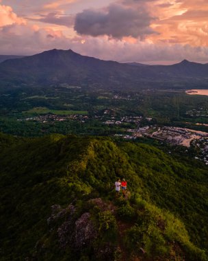 Mauritius, gün batımında dağdan manzara, Black River Gorges Ulusal Parkı Mauritius, gün batımını izleyen çift.