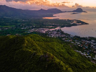 Mauritius, gün batımında dağdan manzara, Black River Gorges Ulusal Parkı Mauritius