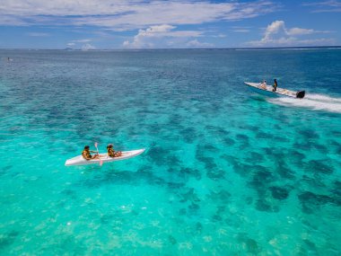 Mauritius tatili, Moritus 'ta mavi bir okyanusta kanodaki çift erkek ve kadın.