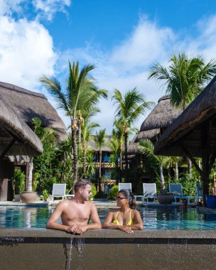 Tropikal havuzda kadın ve erkek, Mauritius 'ta yüzme havuzunda çift.