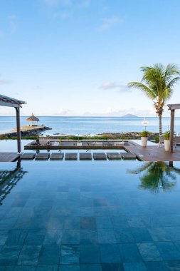 Tropik ada Mauritius havuzu manzaralı tropik bir yüzme havuzu.