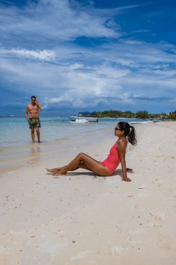 Mauritius 'ta tropik bir plajda kadın ve erkek, 