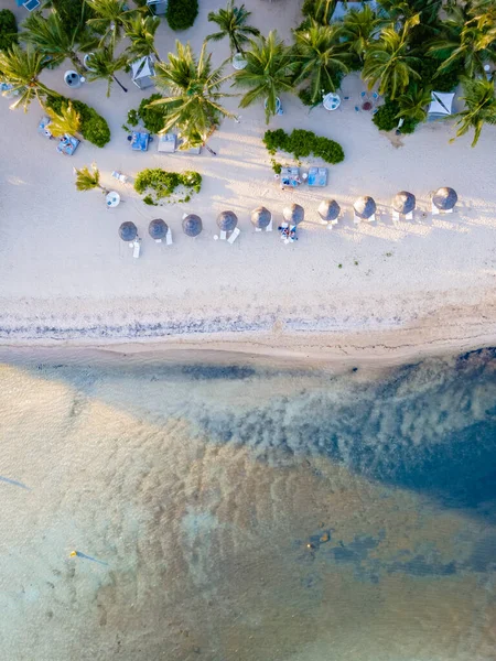 Drohnenblick auf einen Strand von oben auf Mauritius, Drohnenblick mit Sonnenschirm und Liege auf dem ebach — Stockfoto