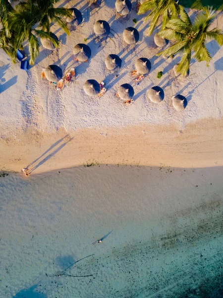 Widok drona na plażę z góry na Mauritiusie, widok drona z parasolem i leżakiem na ebach — Zdjęcie stockowe