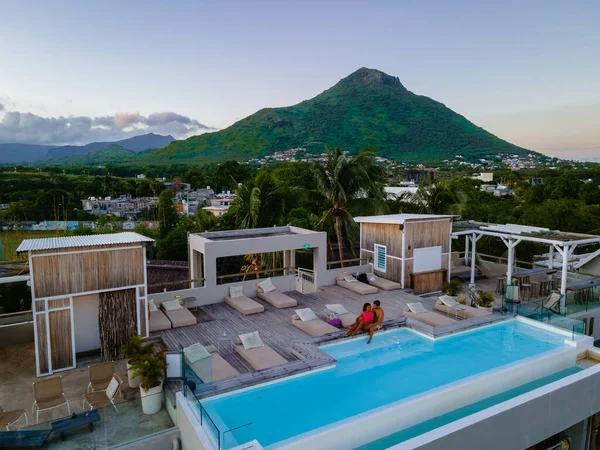 Man en vrouw bij een tropisch zwembad, echtpaar man en vrouw bij zwembad in Mauritius — Stockfoto