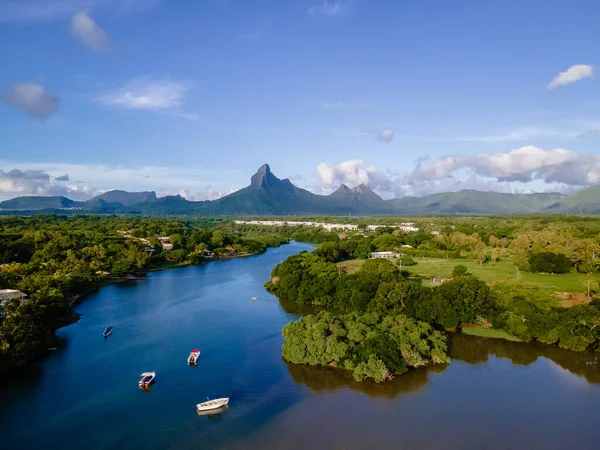 Bateaux de pêche reposant dans la baie de Tamarin, île Maurice, océan Indien, Afrique — Photo