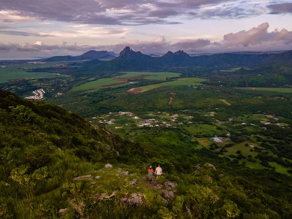 Mauritius, widok z góry o zachodzie słońca, Park Narodowy Black River Gorges Mauritius, para mężczyzn i kobiet oglądających zachód słońca — Zdjęcie stockowe