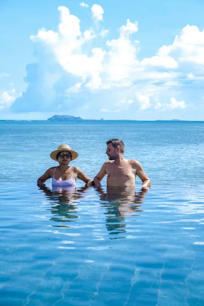 Uomo e donna in una piscina tropicale, coppia uomo e donna in piscina a Mauritius — Foto Stock