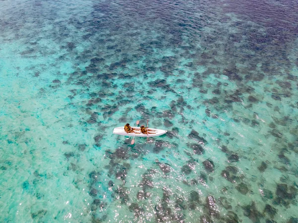 Mauricio vacaciones, pareja hombre y mujer en kayak en un océano azul en Mauricio — Foto de Stock
