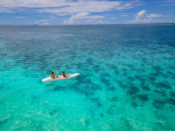 Vacances à Maurice, couple homme et femme en kayak dans un océan bleu en Mauritus — Photo