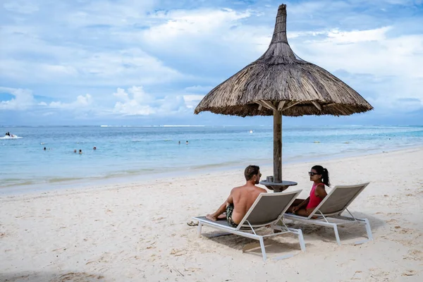 Homme et femme sur une plage tropicale à Maurice, — Photo