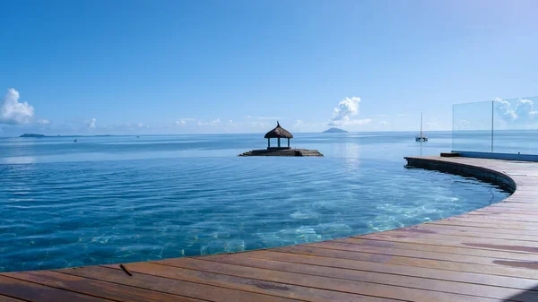 Tropischer Pool mit Liegestühlen und Sonnenschirmen, Schwimmbad auf Mauritius — Stockfoto