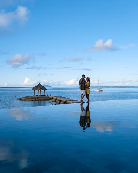 Man och kvinna vid en tropisk pool, par man och kvinna vid poolen i Mauritius — Stockfoto
