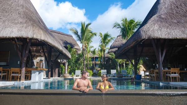 Uomo e donna in una piscina tropicale, coppia uomo e donna in piscina a Mauritius — Foto Stock