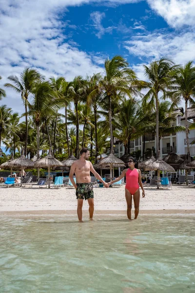 Mauritius 'ta tropik bir plajda kadın ve erkek, — Stok fotoğraf