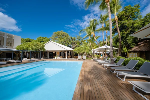 Plaj sandalyeli ve şemsiyeli tropik havuz, Mauritius 'ta yüzme havuzu. — Stok fotoğraf