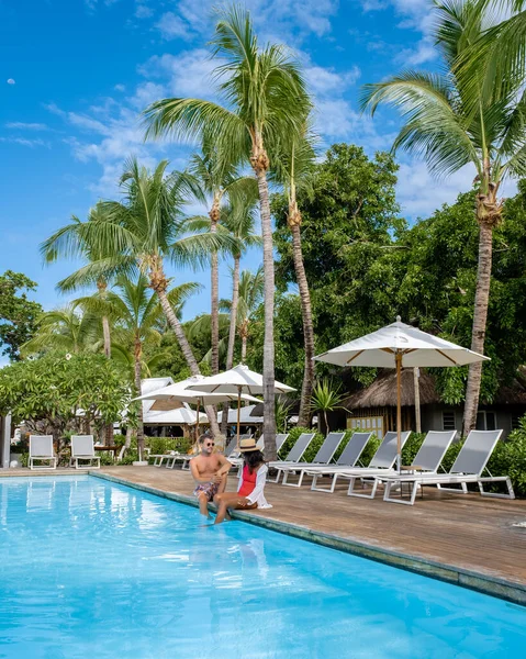 Man och kvinna vid en tropisk pool, par man och kvinna vid poolen i Mauritius — Stockfoto