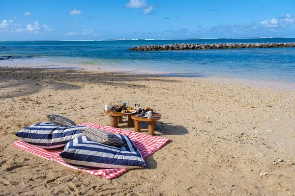 Colazione sulla spiaggia, colazione su una spiaggia tropicale a Mauritius — Foto Stock
