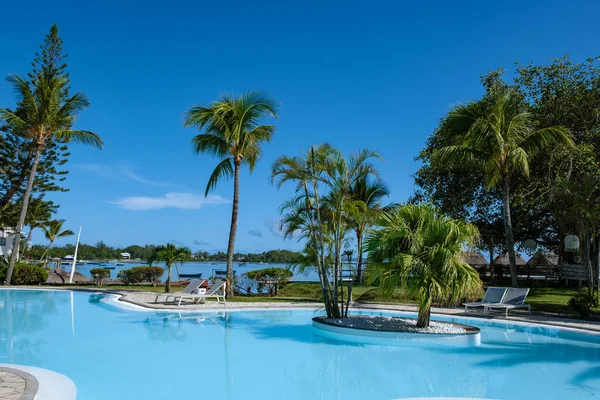 Piscina tropical com cadeiras de praia e guarda-chuvas, piscina em Maurício — Fotografia de Stock