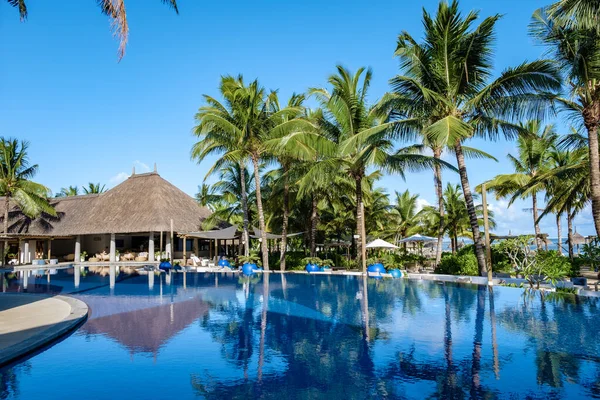 Tropischer Pool auf der tropischen Insel Mauritius — Stockfoto