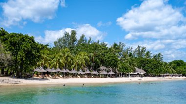 Lüks seyahat, balayı çifti için romantik plaj kaçamağı, lüks bir otelde tropik tatil, plaj sandalyeleri.