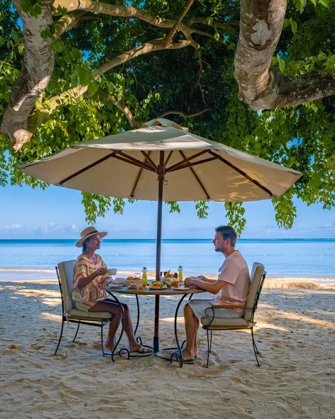 Colazione sulla spiaggia di un resort di lusso durante le vacanze — Foto Stock