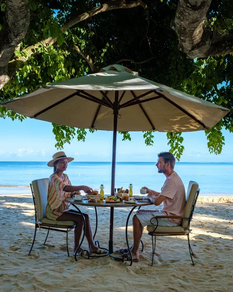 Breakfast on the beach of a luxury resort during vacation — Foto Stock