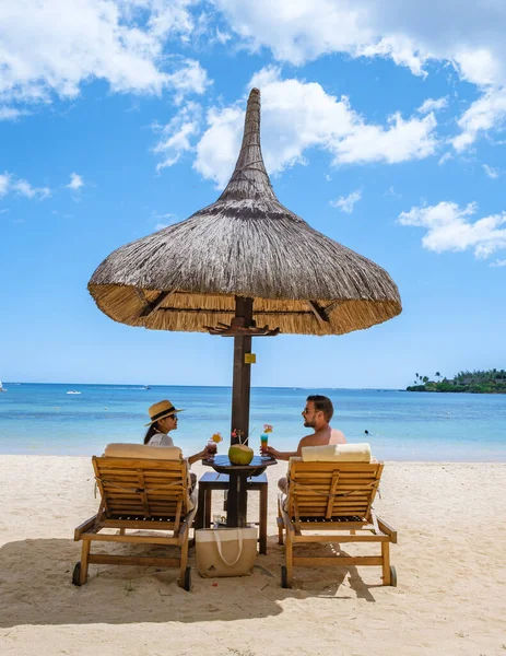 Viaggi di lusso, vacanze romantiche in spiaggia per coppie in luna di miele, vacanze tropicali in hotel di lusso — Foto Stock
