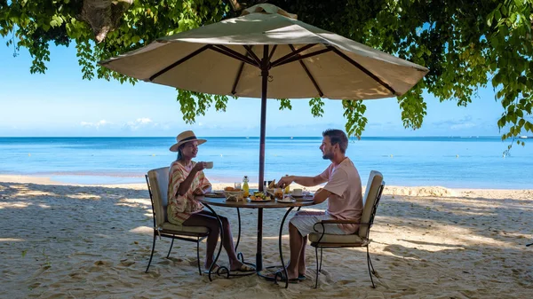 Breakfast on the beach of a luxury resort during vacation — 스톡 사진