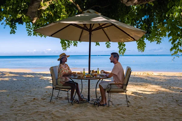 Breakfast on the beach of a luxury resort during vacation — Photo