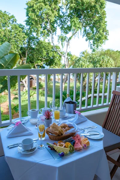 Breakfast on their balcony of an appartment luxury hotel condo in Mauritius — Photo
