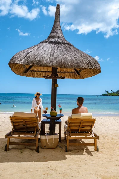 Voyage de luxe, vacances romantiques à la plage pour couple lune de miel, vacances tropicales dans un hôtel de luxe — Photo