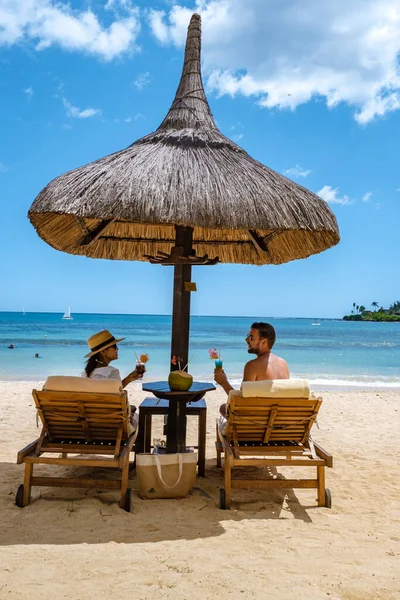 Viaggi di lusso, vacanze romantiche in spiaggia per coppie in luna di miele, vacanze tropicali in hotel di lusso — Foto Stock