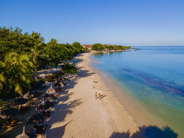 Drönare antenn utsikt över en tropisk strand, män och kvinnor promenader en tropisk strand i Mauritius — Stockfoto