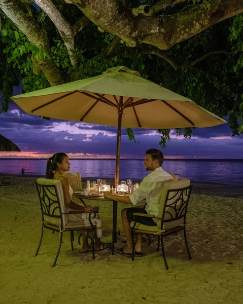 Solnedgång på stranden i Mauritius, lyxrestaurang med parasoll och stolar på stranden för middag — Stockfoto