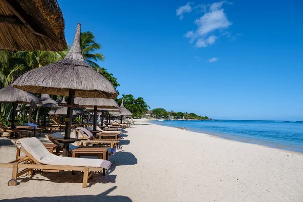 豪华旅游、浪漫的蜜月度假、豪华酒店的热带度假、海滩上的海滩椅子 — 图库照片