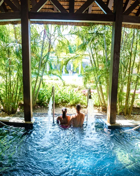 Mooie tropische strand hotel resort met een zwembad, ligstoelen en palm bomen tijdens een warme zonnige dag, paradijs bestemming voor vakanties — Stockfoto