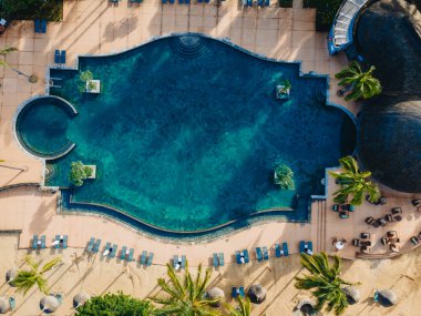 Tropikal tatil beldesinin insansız hava aracı görüntüsü, tropikal tatil beldesi havuz ve okyanus manzaralı hava aracı.