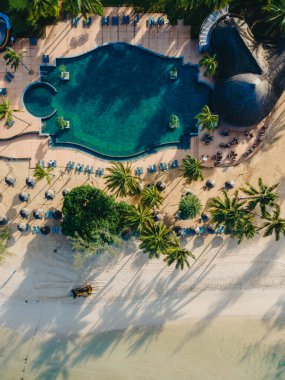 Tropikal tatil beldesinin insansız hava aracı görüntüsü, tropikal tatil beldesi havuz ve okyanus manzaralı hava aracı.