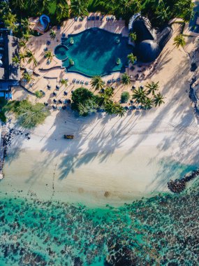 Tropikal tatil beldesinin insansız hava aracı görüntüsü, tropikal tatil beldesi havuz ve okyanus manzaralı hava aracı.
