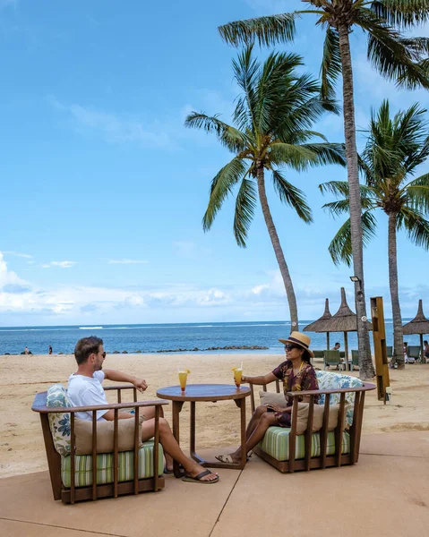 Couple lune de miel assis dans des fauteuils inclinables de luxe dans une station balnéaire tropicale des Caraïbes et célébrer avec une queue de coq — Photo