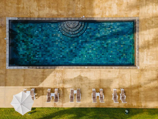 Schwimmbad mit Liegestühlen und Mittagstisch in einem Luxus-Resort, tropischer Pool — Stockfoto