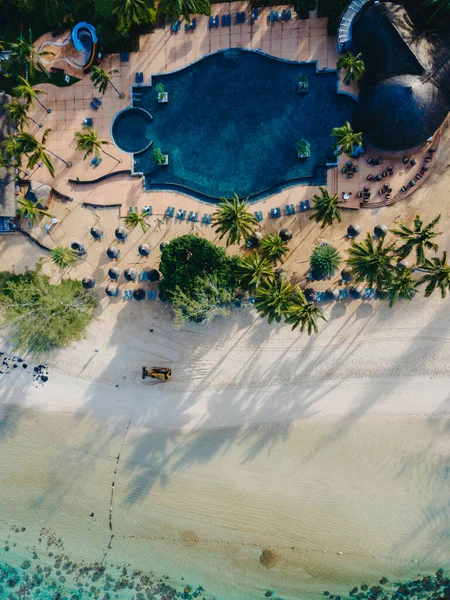 Drönare antenn utsikt över tropisk resort, tropisk resort antenn drönare utsikt med pool och hav — Stockfoto