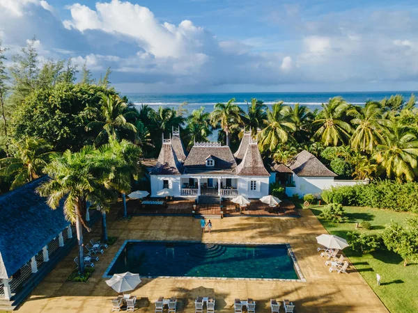 Paar mannen en vrouwen ontspannen bij het zwembad tijdens een luxe vakantie in een oud beplanting huis — Stockfoto