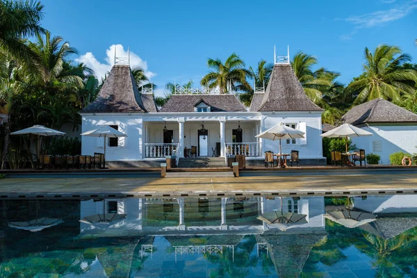 Gammalt plantage hus med pool och strand stolar vid havet, drönare antenn utsikt över historiska plantage hus — Stockfoto